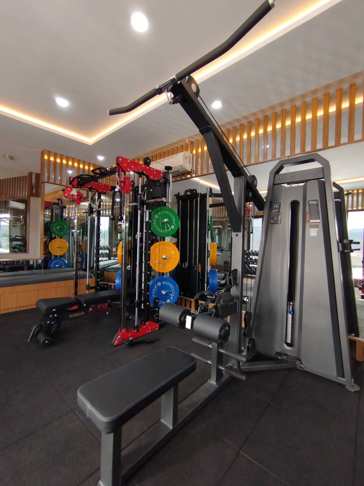 Suasana gym Soreang di Jingga Sport Center dengan peralatan fitness lengkap