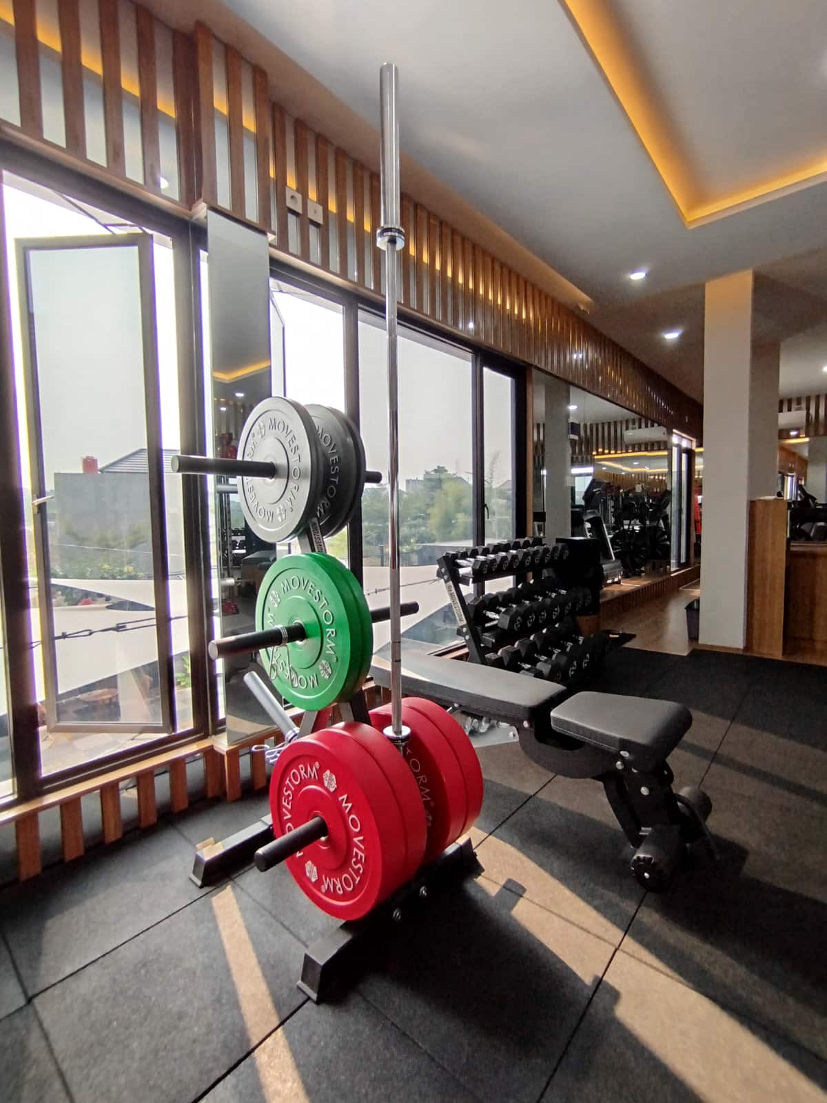 Red power rack Movestorm di gym Jingga Sport Center, gym Soreang ber-AC