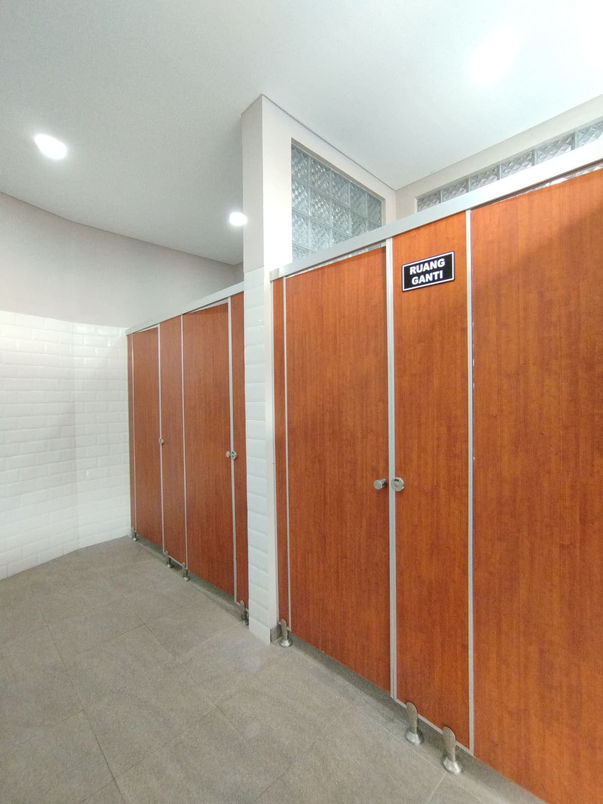 Ruang locker kayu dan ruang ganti di Jingga Sport Center Soreang