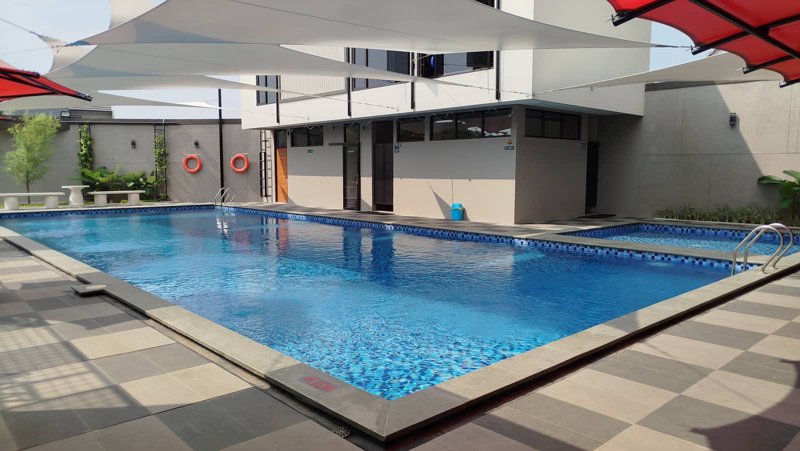Kolam renang outdoor Jingga Sport Center dengan kanopi sail, kolam renang Soreang Bandung selatan